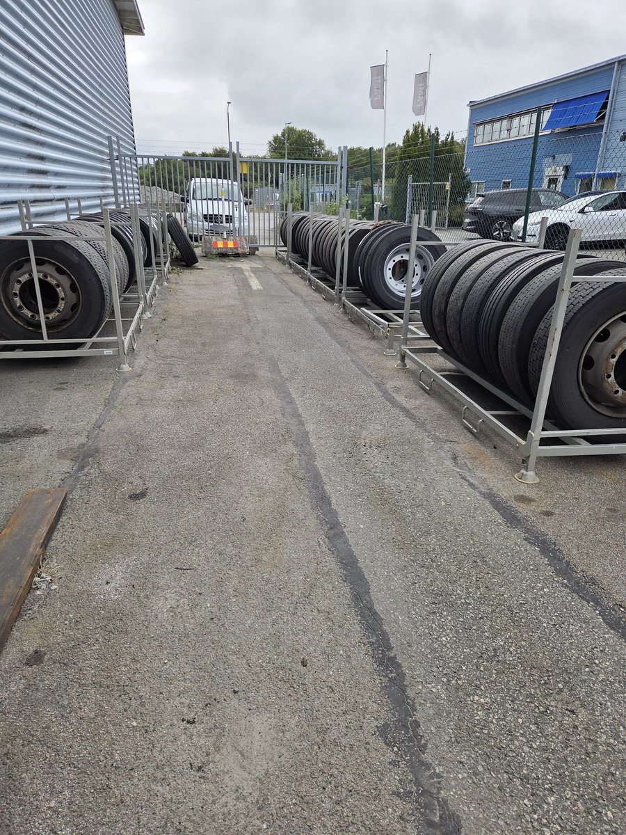 hexletter's tweet image. 29 перетащенных на рейки колёс почти ровно за час. Я действовал наверняка, да?