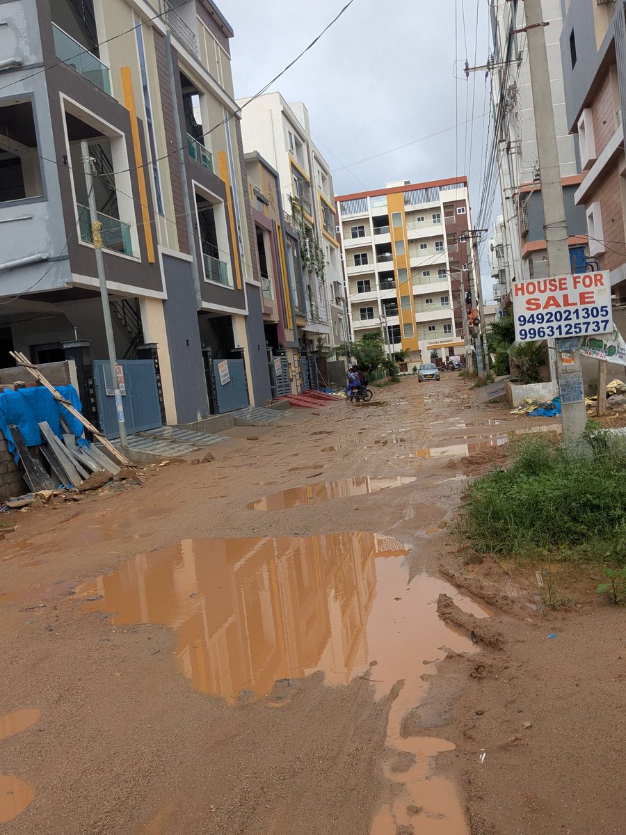 pramodb408's tweet photo. @GHMCOnline @revanth_anumula @CommissionrGHMC 
This is Alwal st michael back gate road condition, complete 2 km stretch is full path holes and kids and women are travelling in very dangerous unsafe route. Prevent any accident and take action asap https://t.co/jxSG6CJhEL