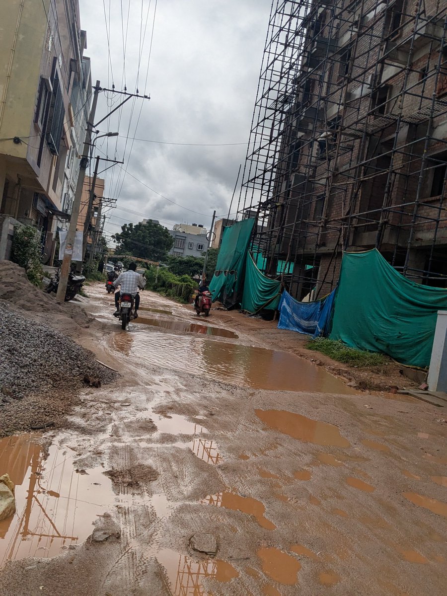 pramodb408's tweet photo. @GHMCOnline @revanth_anumula @CommissionrGHMC 
This is Alwal st michael back gate road condition, complete 2 km stretch is full path holes and kids and women are travelling in very dangerous unsafe route. Prevent any accident and take action asap https://t.co/jxSG6CJhEL