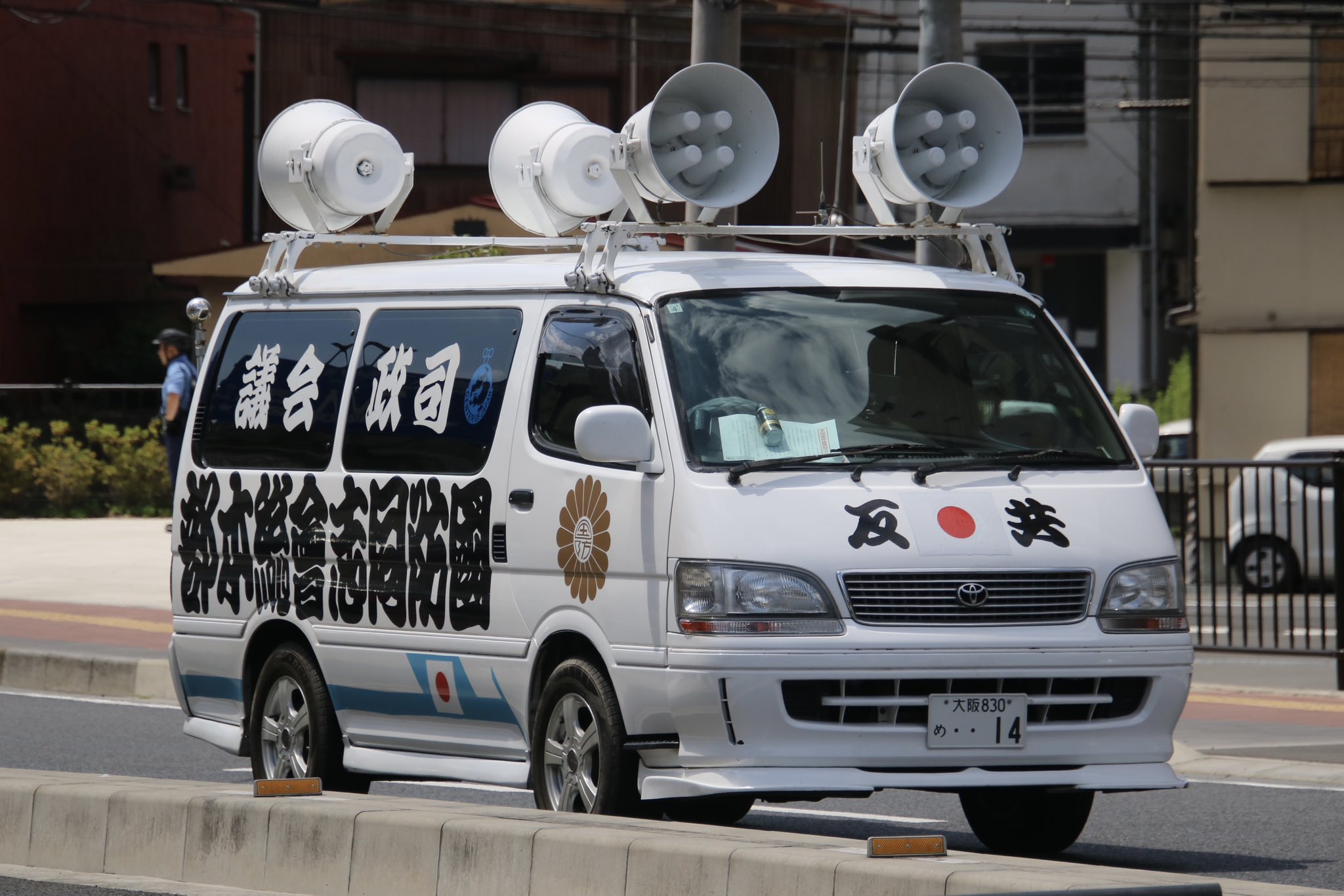 右翼街宣車トラック 日本正道会 K*-RX4JF*A デコトラチックな右翼街宣車です