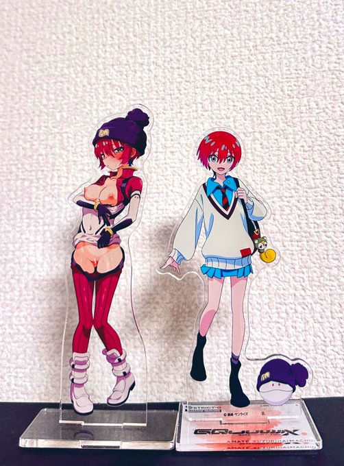 公式のアクスタの横にえっちなアクスタを並べる夢が叶いました
頭身がちょっとズレちゃいましたね 