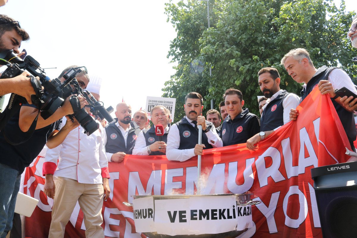 tecsen's tweet photo. Fakirsin Sen Fakir Kal!' Teklifine Karşı Devlet Memurları ve Emeklileri Olarak  Bugün Çalışma ve Sosyal Güvenlik Bakanlığı Önünden "KAZAN KALDIRDIK!

#SefaletTeklifineCevabımızGrev

#TEÇSEN #Kamu #memur #eğitimçalışanları #işbırakma
#devletmemurlarıkonfederasyonu #TopluSözleşme2025 #YeniNesilSendikacılık #SiyasetsizSendikacılık #Adalet #Liyakat #Hakikat #teçsen #BirlikteGüçlüyüz #BirlikteBaşaracağız #3600ekgösterge #yhs #emekli #memur #kamu