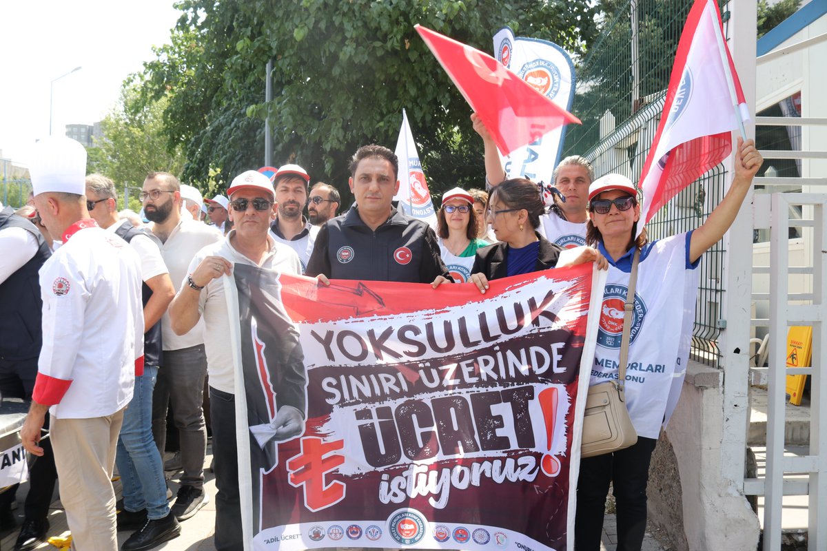 tecsen's tweet photo. Fakirsin Sen Fakir Kal!' Teklifine Karşı Devlet Memurları ve Emeklileri Olarak  Bugün Çalışma ve Sosyal Güvenlik Bakanlığı Önünden "KAZAN KALDIRDIK!

#SefaletTeklifineCevabımızGrev

#TEÇSEN #Kamu #memur #eğitimçalışanları #işbırakma
#devletmemurlarıkonfederasyonu #TopluSözleşme2025 #YeniNesilSendikacılık #SiyasetsizSendikacılık #Adalet #Liyakat #Hakikat #teçsen #BirlikteGüçlüyüz #BirlikteBaşaracağız #3600ekgösterge #yhs #emekli #memur #kamu