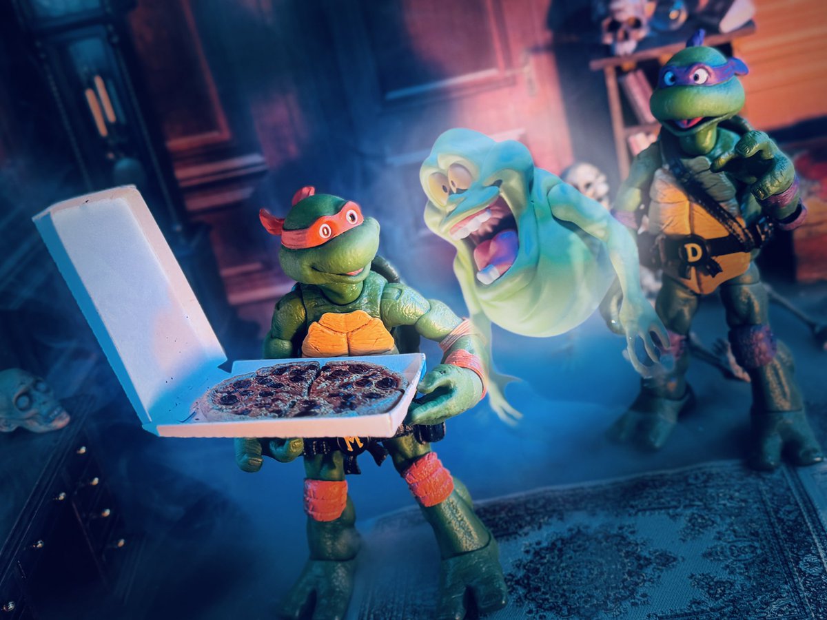 toyetic40s's tweet photo. โWant a slice little bro?!โ
All the green guys are coming together for this #TurtleTuesdayโฆ
#Michelangelo #Donatello #TMNT #Mezco #MezcoToyz #Slimer #TheRealGhostbusters #Mondo #MondoToys #ExtremeSets #Mansion #ACTIONFIGURES #ActionFigurePhotography #ToyPhotography https://t.co/l1TjGfWdia