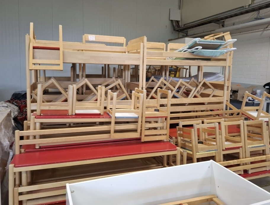 Sitten matkalle lähtee lasten huonekaluja väestönsuojiin sekä sammutuskalustoa, eli sammutusvaahtoa ja sammuttimia.

Kuorma-auto kulkee dieselillä, joten nöyrä pyyntö:

IBAN: FI08 1544 3000 3795 24
SAAJA: UkrainApu
VIESTI: Diesel
---
Mobilepay: 21061
---
RA/2024/2026