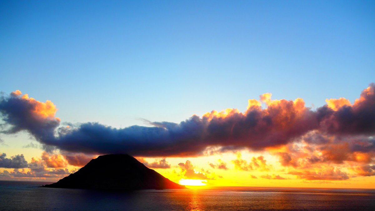 k19ch1's tweet photo. 8月19日
八丈島の夕暮れ
今日も綺麗な夕陽が
日没まで楽しめた
ANA最終便は定刻就航
羽田到着は若干遅延
お疲れ様でした
#八丈島
#八丈島民図鑑
#宇喜多秀家公と豪姫の碑
#夕暮れ
#夕陽
#夕日ヶ丘
#八丈島空港 #RJTH 
#JA73AN #全日空 https://t.co/aPN3mB0fCg