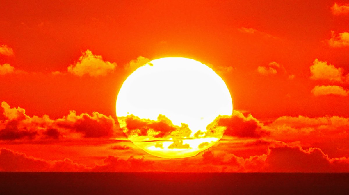 k19ch1's tweet photo. 8月19日
八丈島の夕暮れ
今日も綺麗な夕陽が
日没まで楽しめた
ANA最終便は定刻就航
羽田到着は若干遅延
お疲れ様でした
#八丈島
#八丈島民図鑑
#宇喜多秀家公と豪姫の碑
#夕暮れ
#夕陽
#夕日ヶ丘
#八丈島空港 #RJTH 
#JA73AN #全日空 https://t.co/aPN3mB0fCg