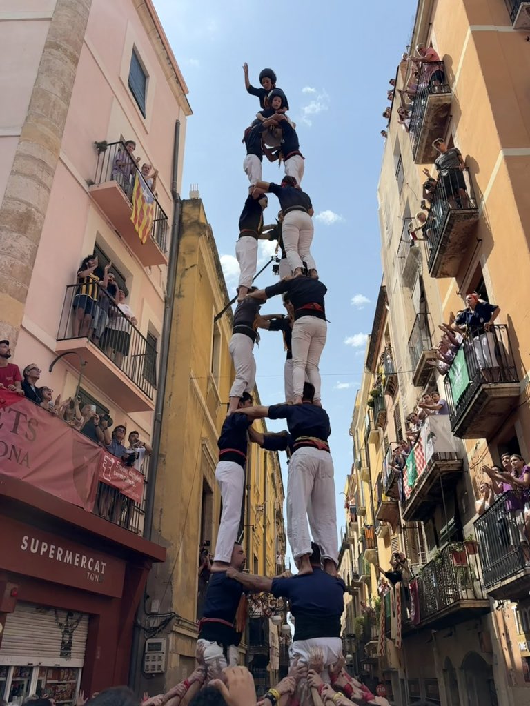 XiquetsSerrallo's tweet photo. A segona ronda, carreguem el primer 3d8 de la nostra història! 

#ElNostreMoment #castells https://t.co/3i6HipqjA0