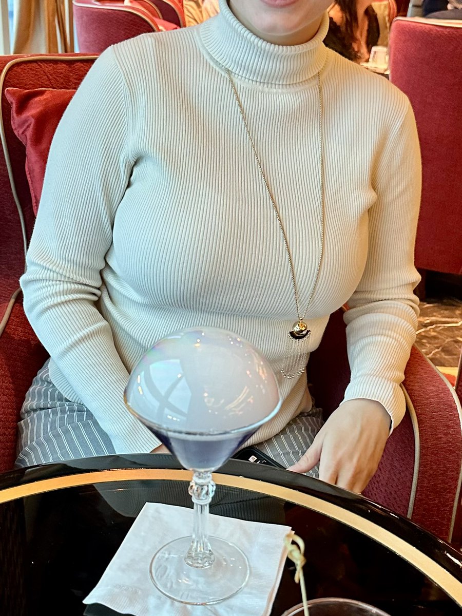 Thinking about the time I asked the bartender to surprise me… and he clearly had other things on his mind 

#TittyTuesday #Sweater #Tight #OOTD