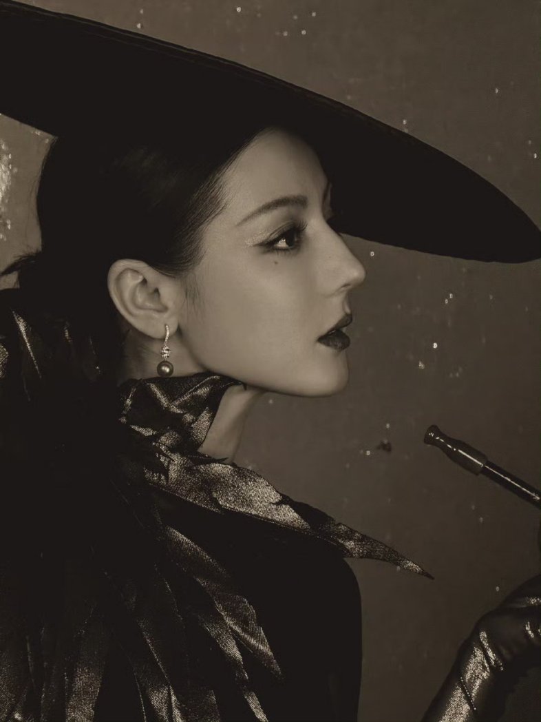 BucinYangDi1188's tweet photo. #Dilraba's studio update with new snaps for W Annual Light and Shadow Gala. 

"System reminder: You have entered the video dungeon channel. Between black and white and reality, do you want to continue playing with #Dilraba?"

#Dilireba #迪丽热巴 #DilrabaXW2025AnnualGala https://t.co/jF6wBDlBag