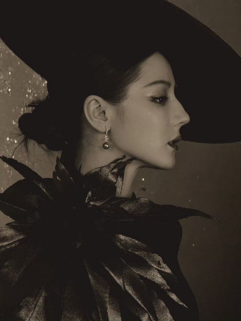 BucinYangDi1188's tweet photo. #Dilraba's studio update with new snaps for W Annual Light and Shadow Gala. 

"System reminder: You have entered the video dungeon channel. Between black and white and reality, do you want to continue playing with #Dilraba?"

#Dilireba #迪丽热巴 #DilrabaXW2025AnnualGala https://t.co/jF6wBDlBag
