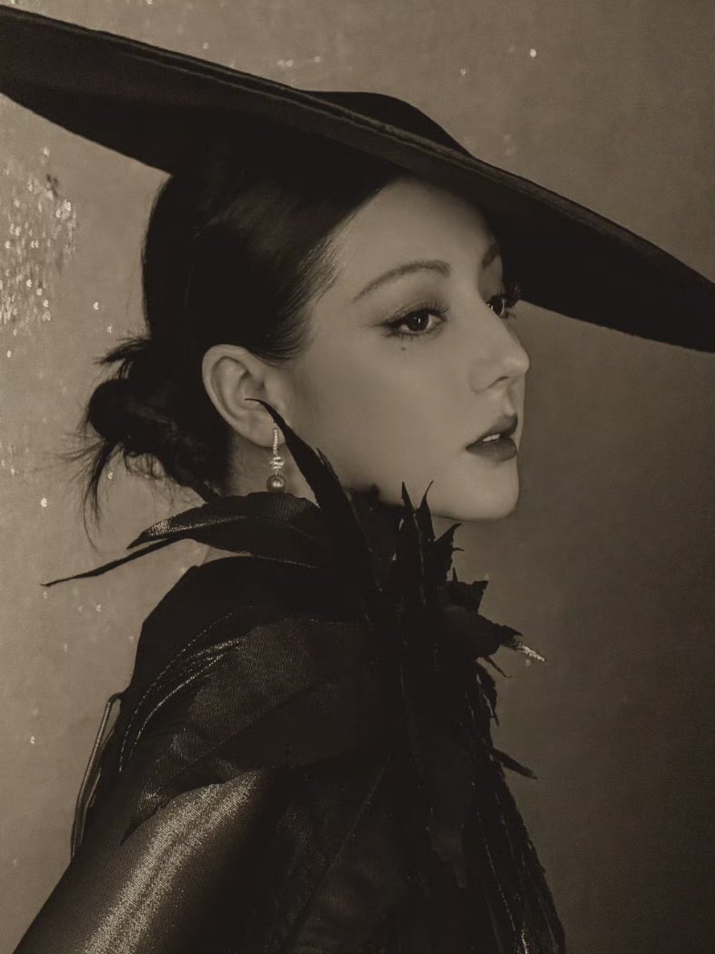 BucinYangDi1188's tweet photo. #Dilraba's studio update with new snaps for W Annual Light and Shadow Gala. 

"System reminder: You have entered the video dungeon channel. Between black and white and reality, do you want to continue playing with #Dilraba?"

#Dilireba #迪丽热巴 #DilrabaXW2025AnnualGala https://t.co/jF6wBDlBag