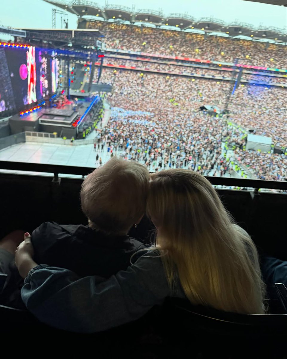 Peggy Gallagher y Anaïs Gallagher mirando a Oasis en Dublín 🇮🇪

#OasisLive25