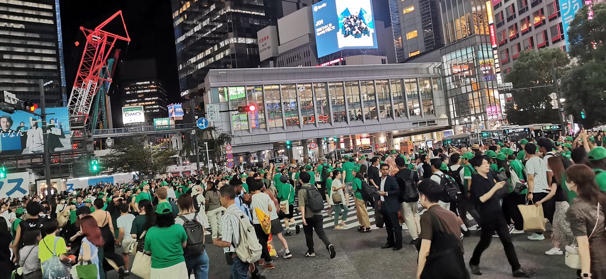 Netube_on's tweet photo. 渋谷には緑の人がいっぱいいるね…何しているのかな… https://t.co/UkDgiXiSv7