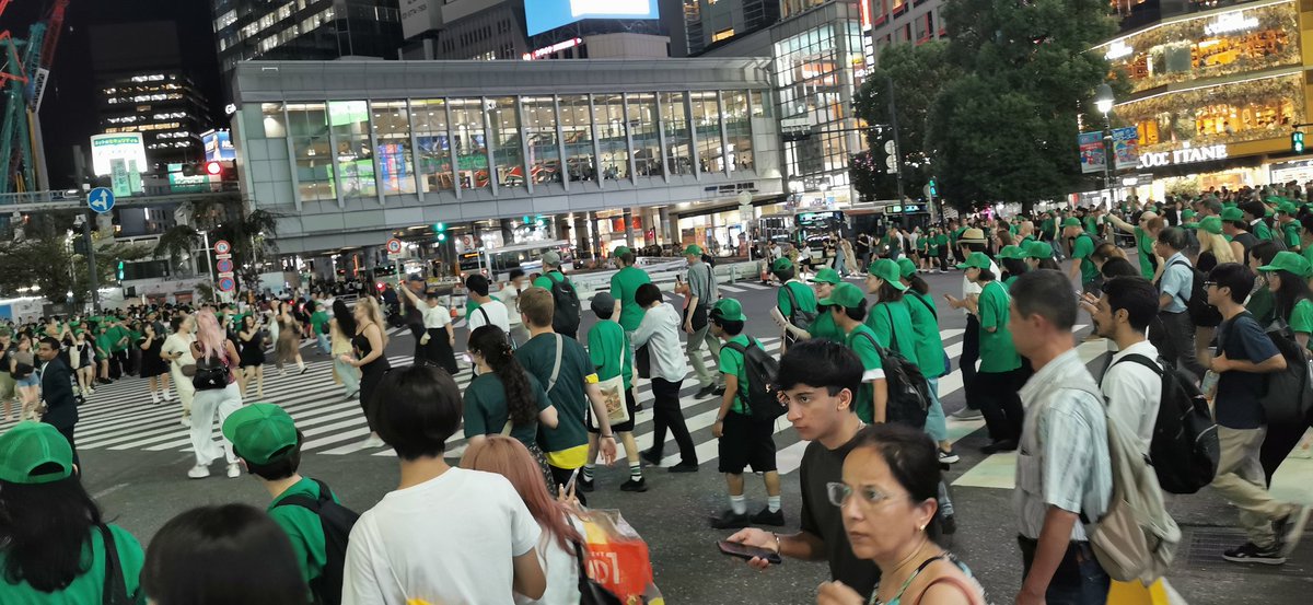 渋谷には緑の人がいっぱいいるね…何しているのかな…