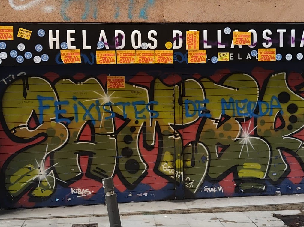 ULTIMA HORA "Feixistes de merda" pinten i enganxinen la gelataria ultra🇪🇦✋🏻 de la Vila de #Gràcia al pla de Barcelona després del greu cas de #racisme #xenofobia #hateapeech