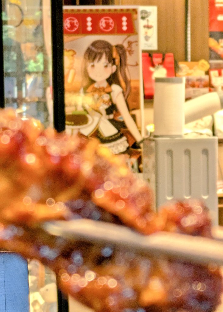 #でらますシャニ
これは先日の金シャチ横丁の矢場とん🐖
ちょこ先輩が見てる…
