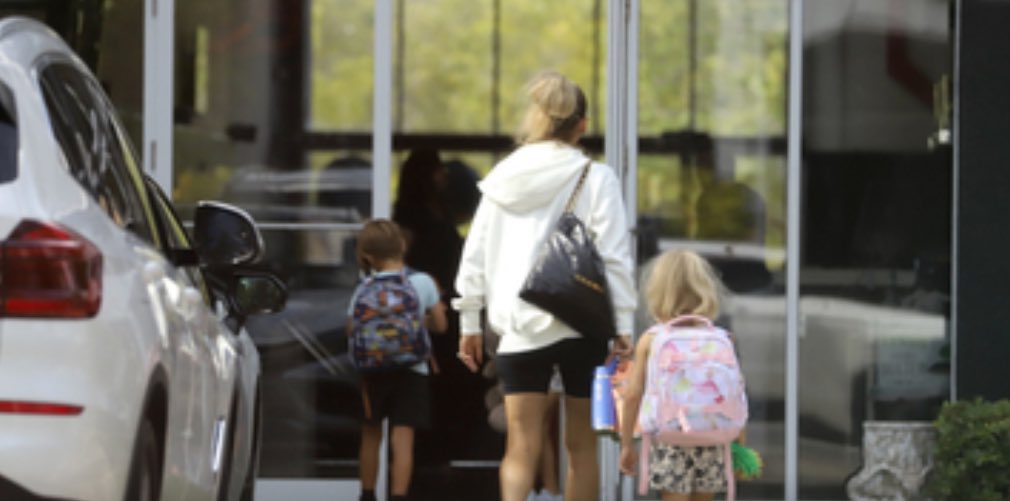 NEW: Anna Kournikova takes her &amp; Enrique Iglesias three children to school in Miami yesterday. 😍
(8.18.25)
