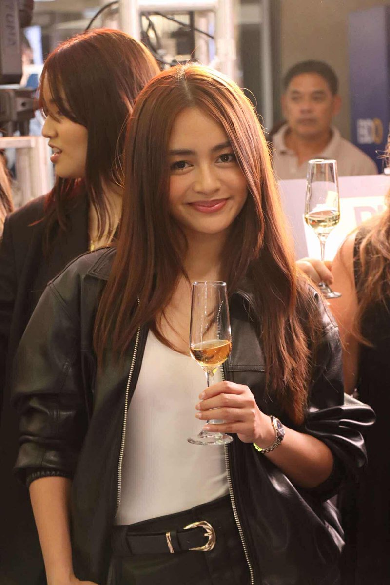 VivoreeU's tweet photo. Vivoree at the DKNY Watch launch event today!🖤

#DKNYWatchesPH #DKNYPartner
#WatchRepublicShop #SMFashion https://t.co/2MaXxfRqPS