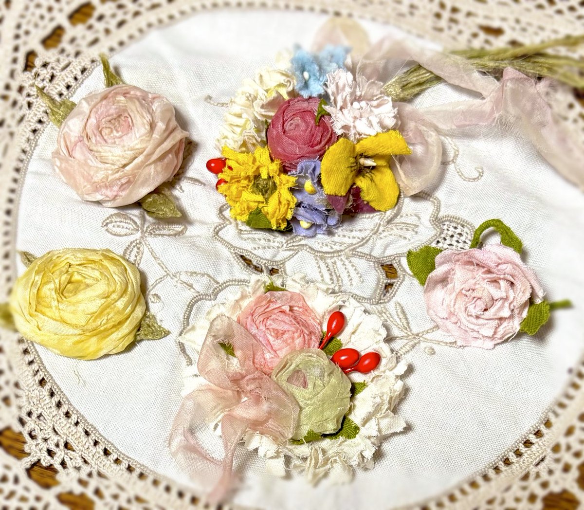 かわい金魚　布花WS@ノンクプラッツのお知らせ

9月6日（土）　13:00~17:00　参加費3500円（材料費込

手染めの布を使って布花を作ります。用意した材料でそれぞれお好きな感じで作れます。今回は小花の花束コサージュ、巻薔薇など。 初めての方でもお気軽にどうぞ。　　
申込はメールで　nonc@nonc.jp