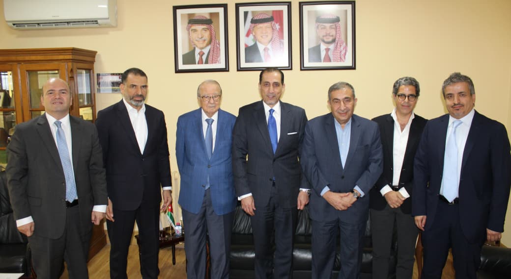 #يحدث_الآن يبحث رئيس جمعية رجال الأعمال الأردنيين معالي حمدي الطباع، مع سفير المملكة الأردنية الهاشمية المعيّن حديثا لدى الجمهورية العربية السورية السيد سفيان القضاة،آفاق التعاون الاقتصادي والاستثماري بين البلدين وسبل تعزيز التبادل التجاري وتنمية العلاقات الاقتصادية الثنائية