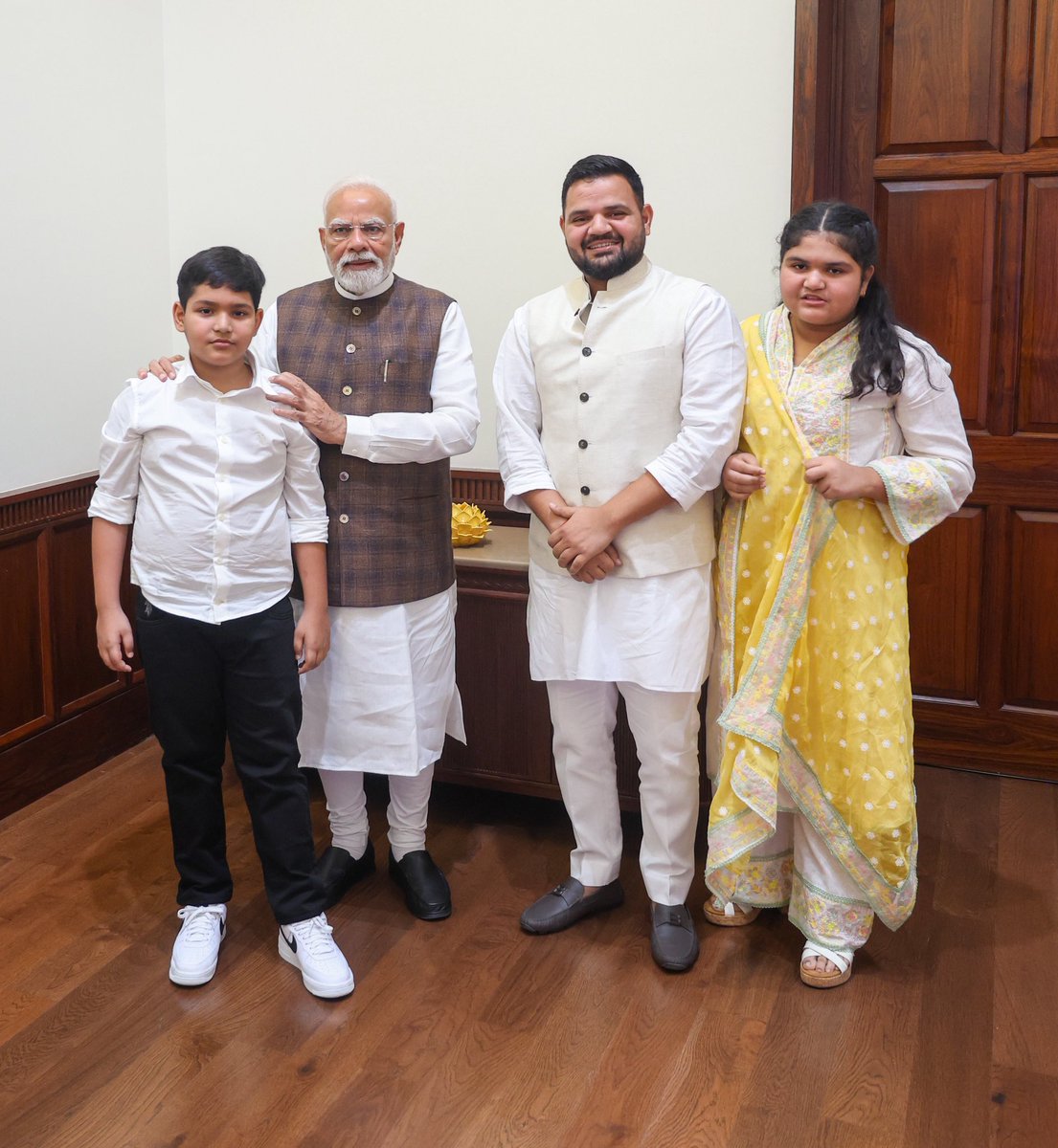 Karan Bhushan Singh (@karanbhushansi1) on Twitter photo आज संसद में आदरणीय प्रधानमंत्री <a href="/narendramodi/">Narendra Modi</a> जी से भेंट कर उनका आशीर्वाद प्राप्त किया।
इस विशेष अवसर पर मेरे बच्चे भी साथ रहे। आज संसद में आदरणीय प्रधानमंत्री <a href="/narendramodi/">Narendra Modi</a> जी से भेंट कर उनका आशीर्वाद प्राप्त किया।
इस विशेष अवसर पर मेरे बच्चे भी साथ रहे।