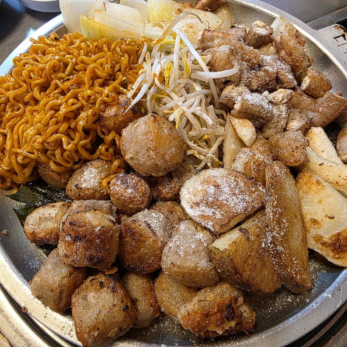 늘 가던 동네 곱창집에 오랜만에 갔는데 없던 불닭이 생김