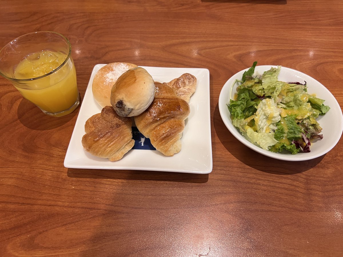 パン食べまくってる🥐