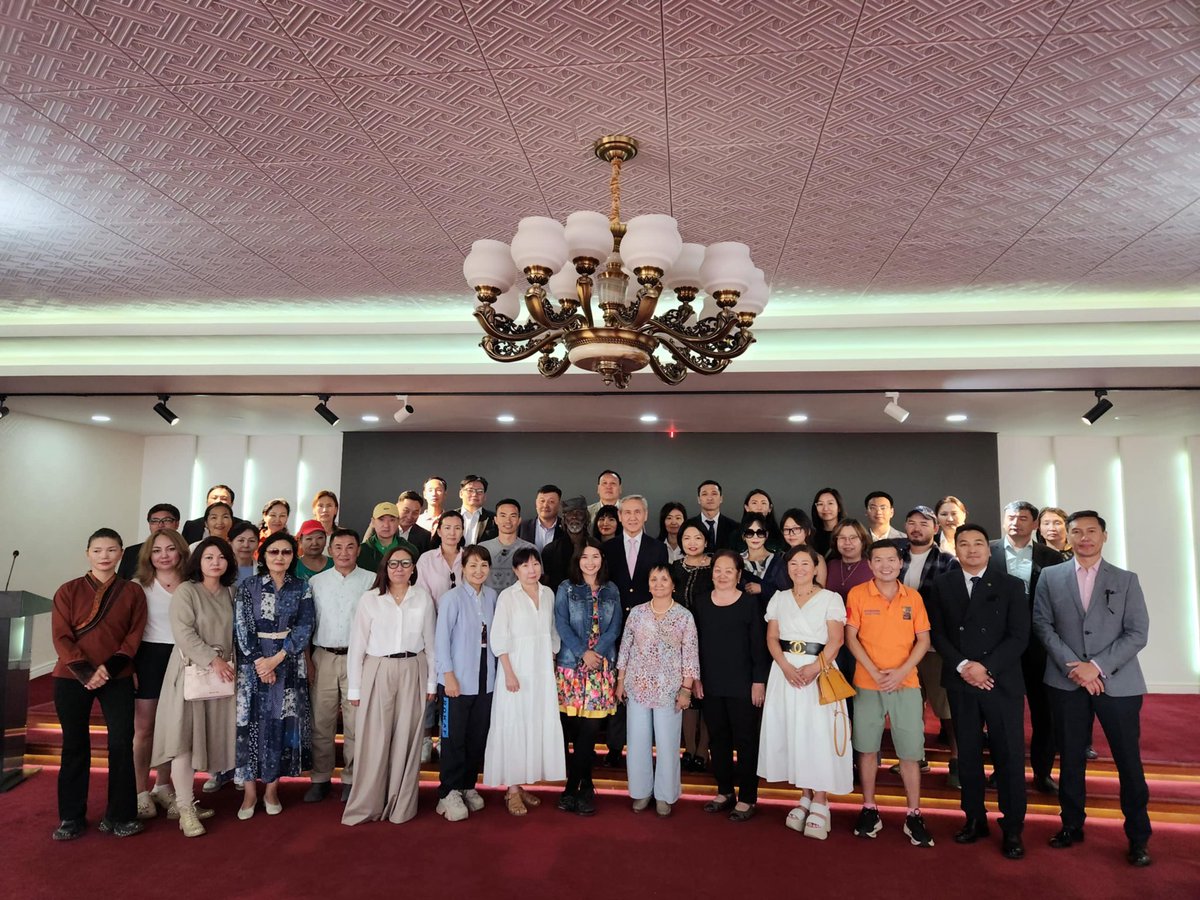 Агааран хоолтны лекц боллоо.Elitom El-amin багшийн сургалтанд 2021онд Америкт хамрагдаж байсан,Дэлхий дахинд агааран хоолтнууд олон болсон Элитом багш хамгийн ШУ ны үндэслэлтэй заадаг хүн. 3дахь Ерөнхийлөгч Н.Энхбаяр 14хоног юм идэхгүй, ус уугаагүй Өөрийгөө хэтийдэн давагч хүн юм