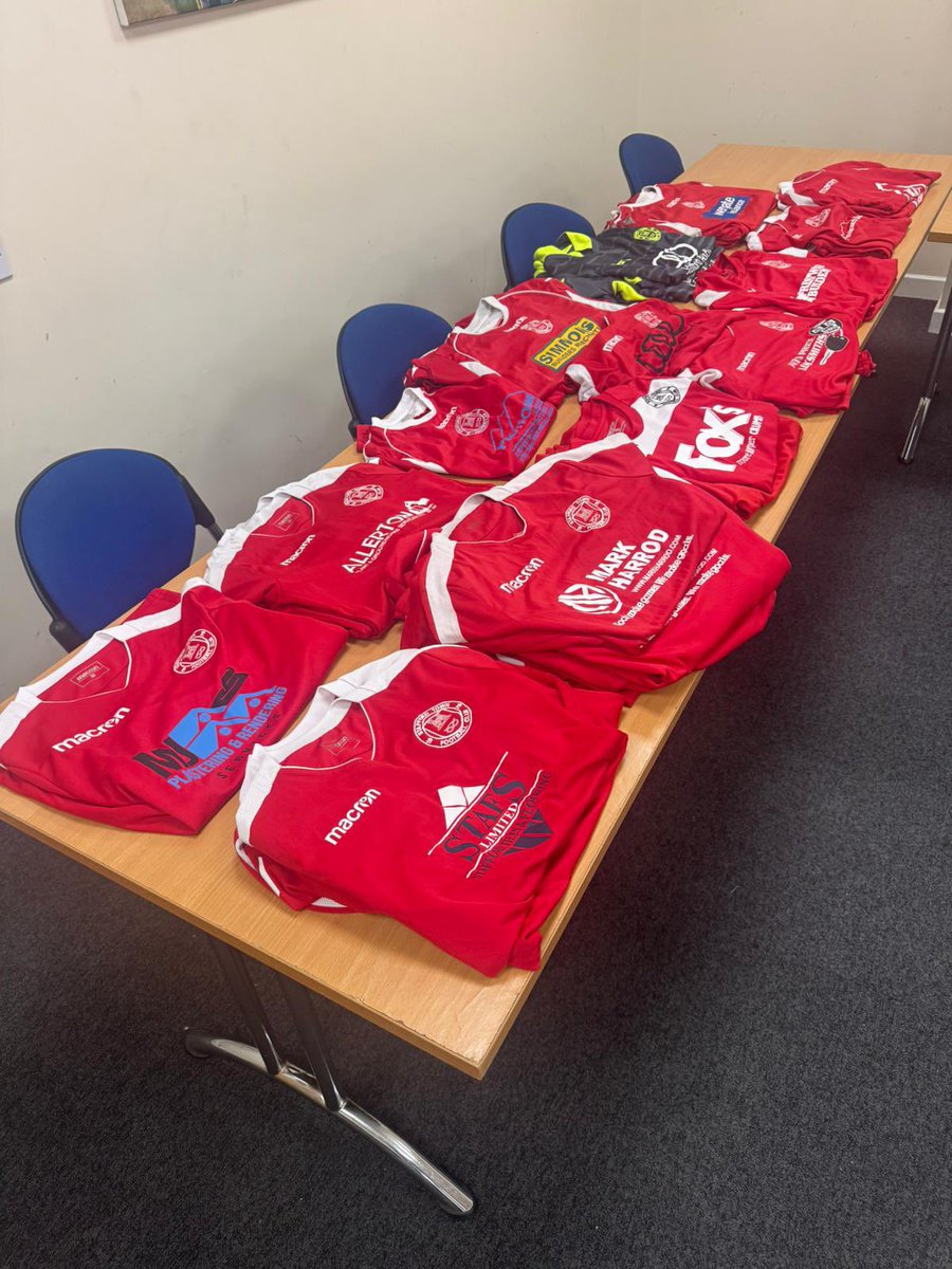 🚨 On Sale! 🚨

Someone has been digging through some boxes and we have a number of vintage Town shirts for sale! These will be on display in the club shop at tonight’s game and are all priced at £10 each! 

A variety of adults and child’s sizes are available! 

#UpTheTown