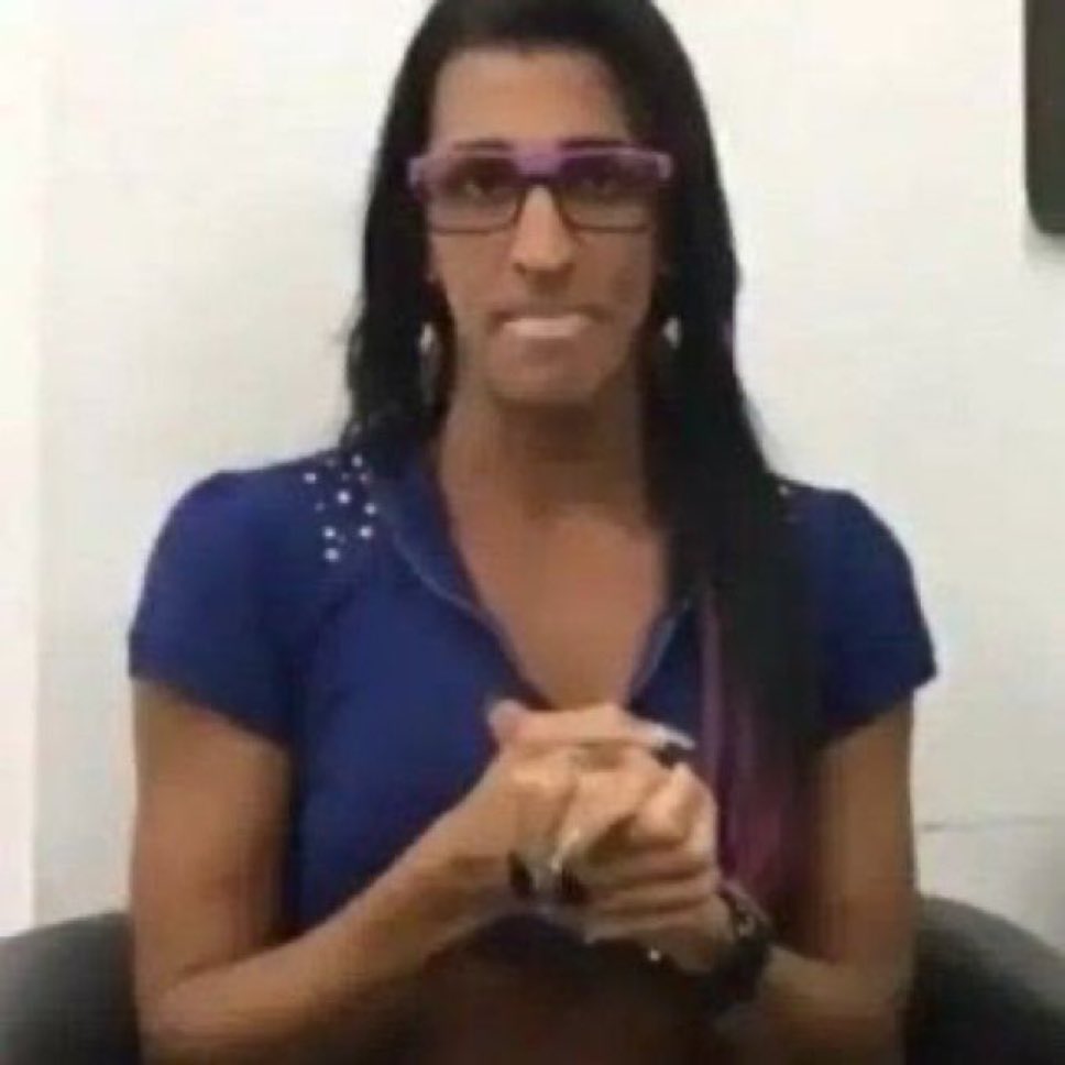 agora quando eu acordo me olho no espelho e lembro que fiz uma tatuagem de um rato ladrão de lixo