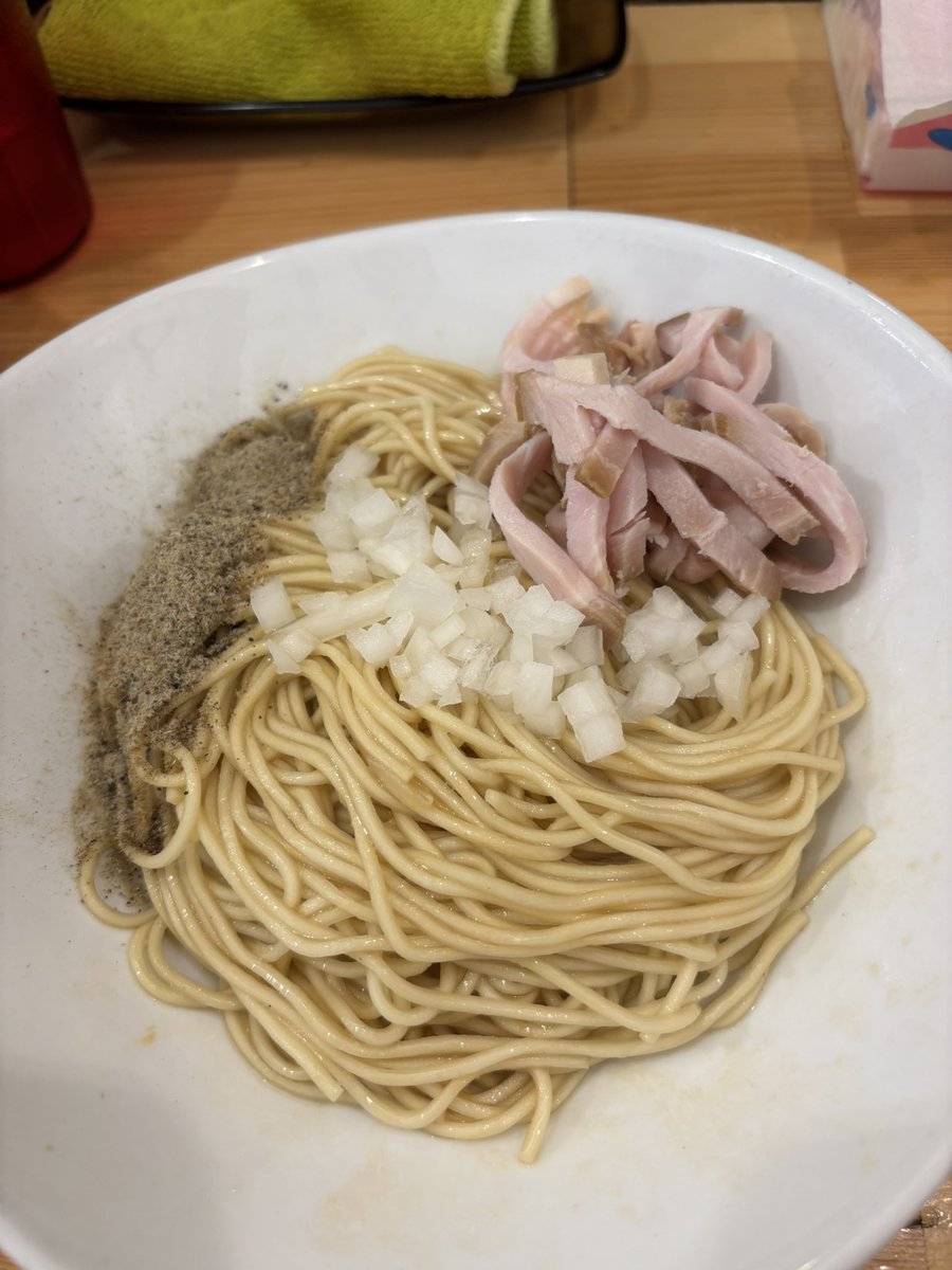 川口芝下の「煮干らーめん 川むら」さん

煮干らーめん（グレー）
和え玉

久しぶりの訪問
そして約1年ぶりに味わうグレーで川ニボチャージ完了

いつも感謝、ご馳走様でした🙏

#埼玉 #ラーメン #らーめん #川むら #煮干 #川口