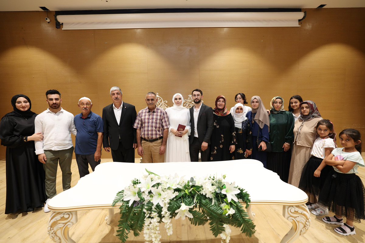 Hüsna &amp; Yusuf kardeşlerimin nikâhlarını kıydık.

Hayatlarının bu güzel başlangıcında, genç kardeşlerime iki cihan saadeti diliyorum.