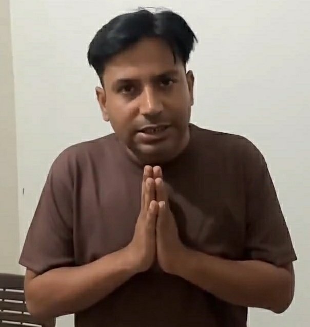 इस आदमी ने दो दिन पहले बहुजन समाज की सबसे बड़ी नेता आदरणीय बहन मायावती जी पर बेहूदगी भरा वीडियो कंटेंट बनाया था.

अब यह माफी मांग रहा है. कल इसे वीडियो जारी कर हाथ जोड़कर बहन मायावती जी पर वीडियो बनाने के लिए माफी मांगी, और वादा की दुबारा ऐसी हरकत नही करेगा.

यह आदमी माफी इसलिए
