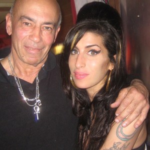 austria63amy's tweet image. A very young Amy Winehouse ⚘️
at one of her first gigs ever
at 'Jazz After Dark' in Soho, London. #Sam #Shaker 
(artist and owner of JAD) became Amy's  second Dad ...