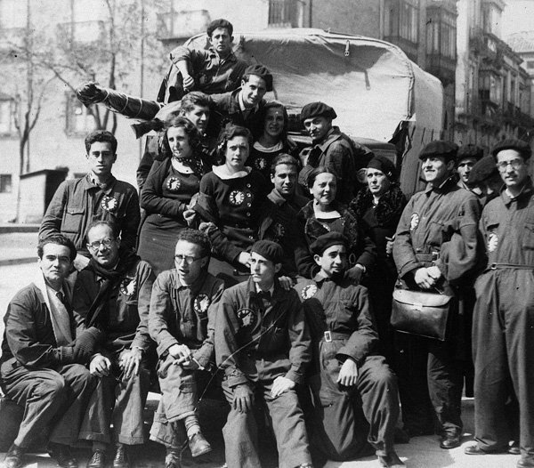 🇪🇸 En el aniversario de la muerte de Federico García Lorca, es necesario desmontar la gran mentira construida en torno a su figura.

La izquierda ha convertido a Lorca en un mártir del franquismo, símbolo de la represión, pieza central de la propaganda de la llamada memoria