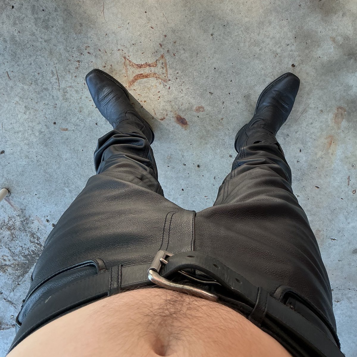 Hello boys 🖤 Dyed these #Ariat heritage roughstock boots myself, I think they turned out great 😉 #leather #leatherdude  #gay #leatherman #bluf