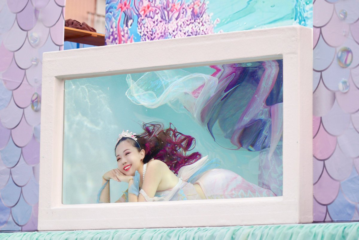 ShellinaMermaid's tweet photo. 人魚の学校【移動水槽マーメイドショー】in足助夏まつり🧜‍♀️

幕が開いた瞬間、広い会場奥まで観客のみなさまでいっぱいでびっくり感動🥹

キラキラ手を振ってくれたお子様に応えたくて振付一瞬遅れちゃったけど、すごく嬉しく幸せな時間でした💖
みなさま本当にありがとうございます✨

📸 @getwin12 https://t.co/8LmcOlxTUU