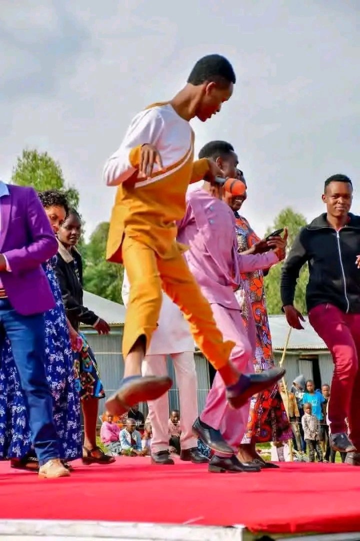 Cherono unibebe mwendo aste aste
Cherono nakupenda kama asali
Cherono sura yako nametameta
Cherono sauti yako nyororo🎶