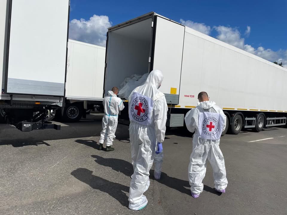 ❗️ До України повернули тіла 1000 загиблих — за твердженням російської сторони вони належать українським військовослужбовцям.

Серед них пʼятеро загинули в полоні. Вони були у списках «тяжкопоранених  і важкохворих» полонених на обмін згідно з домовленостями у Стамбулі під час