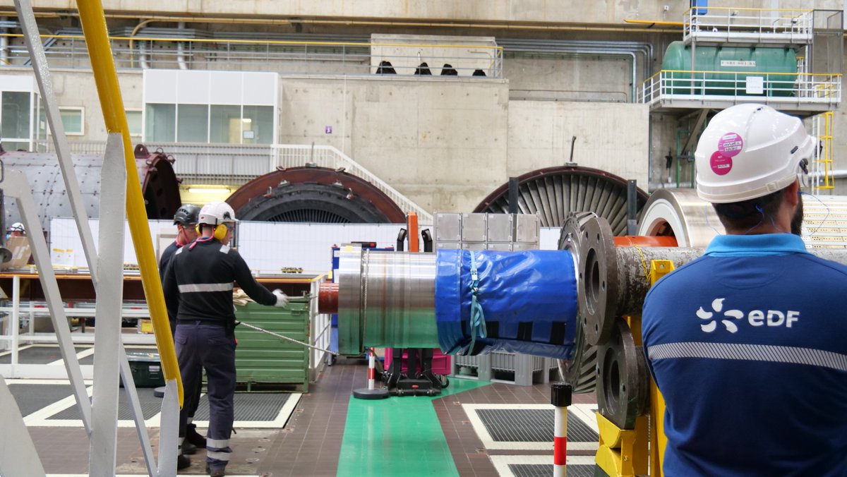 EDFdampierre's tweet photo. 📷 À l’occasion de la #JournéeMondialeDeLaPhotographie, partez à la découverte de l’unité de production n°1, actuellement à l’arrêt pour maintenance programmée. L’occasion unique d’observer son rotor de 170 tonnes, extrait du stator pour une opération de maintenance ! #Nucléaire https://t.co/iBfW3Wumjl