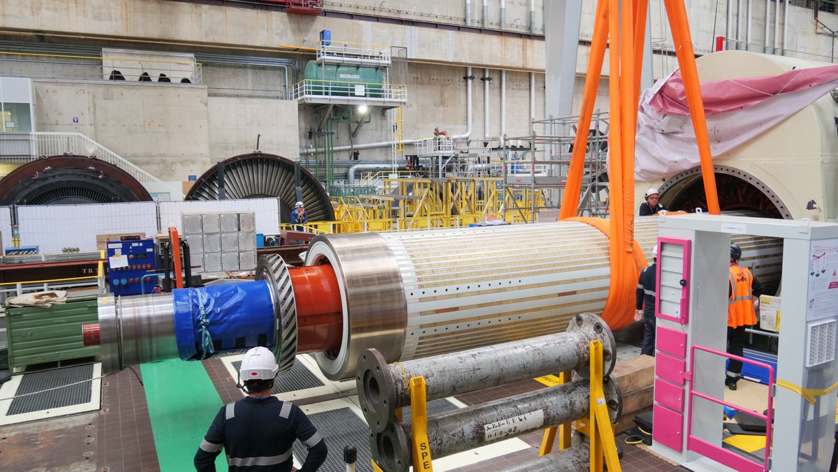 EDFdampierre's tweet photo. 📷 À l’occasion de la #JournéeMondialeDeLaPhotographie, partez à la découverte de l’unité de production n°1, actuellement à l’arrêt pour maintenance programmée. L’occasion unique d’observer son rotor de 170 tonnes, extrait du stator pour une opération de maintenance ! #Nucléaire https://t.co/iBfW3Wumjl