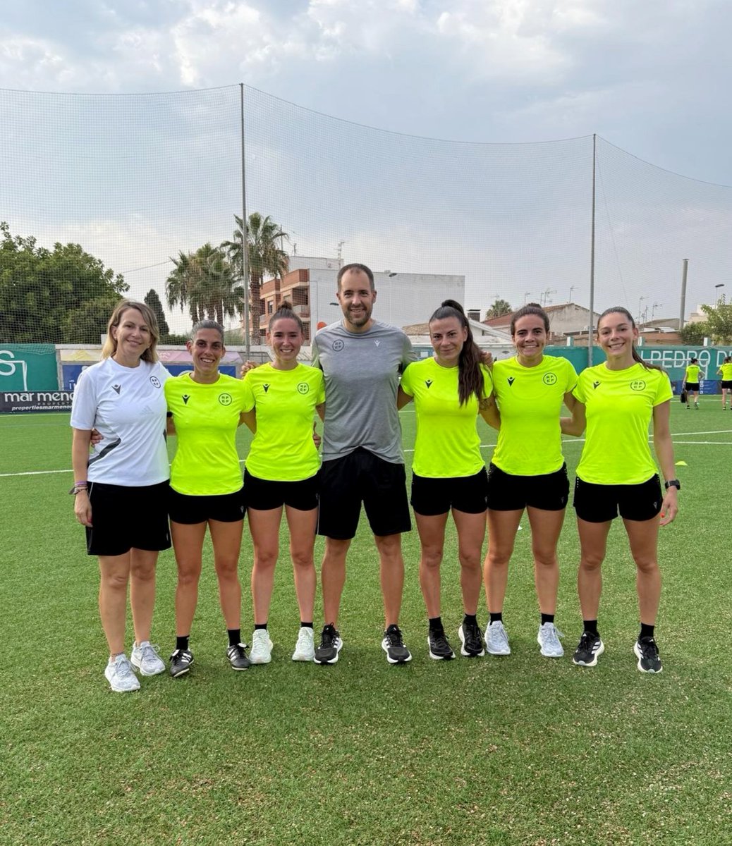 As nosas árbitras e asistentes da #LigaF co presidente do <a href="/CTARFEF/">CTA</a> Fran Soto e a responsable da arbitraxe feminina Yolanda Parga logo de demostrar que están en perfectas condicións para comezar a tempada

▶️Eugenia Gil (A Coruña)
▶️Zulema González (Ourense)
▶️Beatriz Cuesta (A