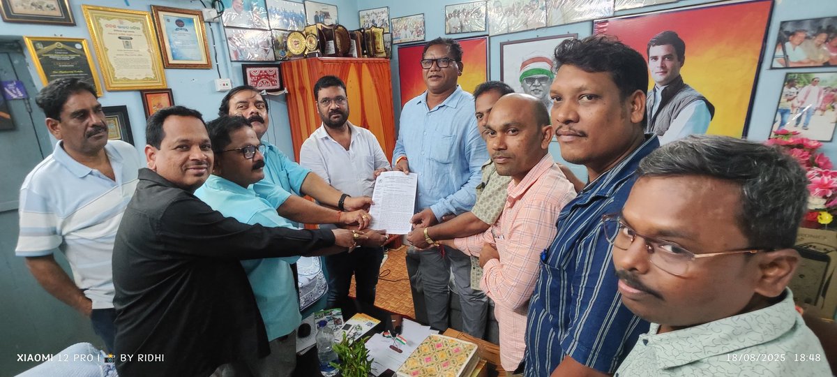 MLA140Rayagada's tweet photo. ରାଜ୍ୟ ଅମଳା ସଂଘର ୯ଦିନ ଧରି କାର୍ଯ୍ୟ ବନ୍ଦ ଆନ୍ଦୋଳନ ଯୋଗୁଁ ରାଜ୍ୟରେ ସରକାରୀ କାର୍ଯ୍ୟ ସମ୍ପୂର୍ଣ୍ଣ ଠପ୍ ହୋଇଛି। ତଥାପି ସରକାର ଚୁପ କାହିଁକି।  ଗତକାଲି ରାୟଗଡା ଜିଲ୍ଲା ଅମଳା ସଂଘ ମତେ ଦୃଷ୍ଟି ଆକର୍ଷଣ କରିଥିଲେ। ଏହି  ୧୦ ଦଫା ସମ୍ବଳିତ ଦାବି ଗୁଡିକ ଉପରେ ବାରମ୍ବାର ପ୍ରତିଶ୍ରୁତି ଦେଇଛନ୍ତି ସରକାର କିନ୍ତୁ ପଦକ୍ଷେପ ଗ୍ରହଣ କଲେ ନାହିଁ। ସରକାରଙ୍କୁ ଅନୁରୋଧ କରୁଛି ତୁରନ୍ତ ଅମଳାଙ୍କ ସହ ଆଲୋଚନା କରି ତାଙ୍କ ନ୍ଯାର୍ଯ୍ଯ ଦାବି ଗୁଡିକ ପୁରଣ କରାଯାଉ। ନଚେତ ଆମେ ଆନ୍ଦୋଳନରେ ସାମିଲ ହେବାକୁ ବାଧ୍ୟ ହେବୁ। 
@CMO_Odisha 
@PravatiPOdisha
@KVSinghDeo1
@SecyChief
 @rdmodisha 
@sureshpujariofc 
@IPR_Odisha 

@INCOdisha 
@INCIndia 
@BhaktaCharanDas 
@saptagiriulaka 
@bhalubh55