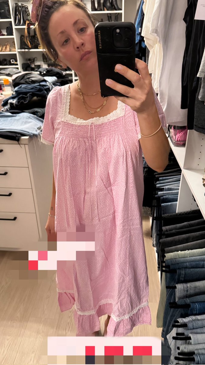 #KaleyCuoco serving mirror magic ✨🐬 #SelfieQueen