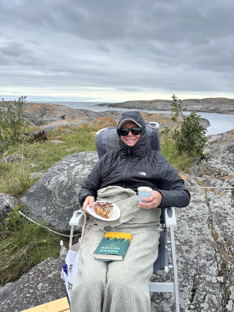 Ute med båten. Kyligt. Men skönt. Kaffe och kardemummakaka efter grillkorv. Favoritlunch.