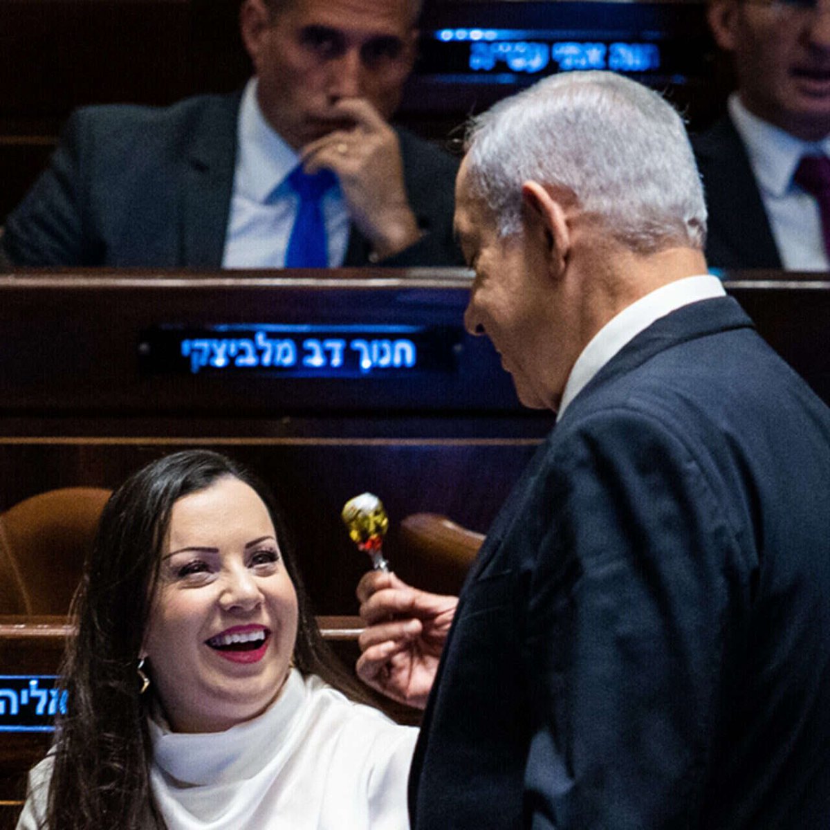 יידע כל חייל קרבי שעובד כמאבטח, שחברת הכנסת המקורבת והמגוננת ביותר על נתניהו חושבת שהוא משתף פעולה עם הנאצים. (והוא כרגיל נרדם)