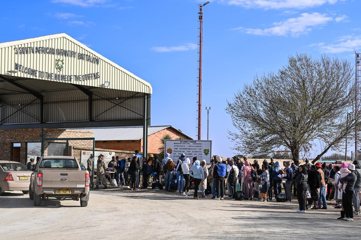SANDF_ZA's tweet photo. Recruits started arriving in phases from all parts of the country at 3 South African Infantry Battalion, to kickstart their military career.

#SANDF
#BasicMilitaryTraining https://t.co/7oYrMTJBfv