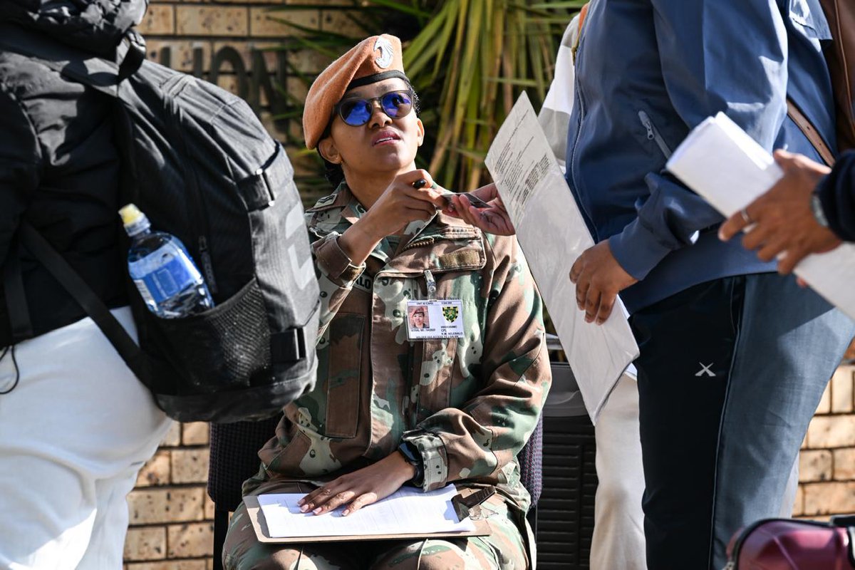 SANDF_ZA's tweet photo. “3 SA Infantry Battalion is the training depot of the SA National Defence Force.

#SANDF
#BasicMilitaryTraining https://t.co/Zj17QrBKx5