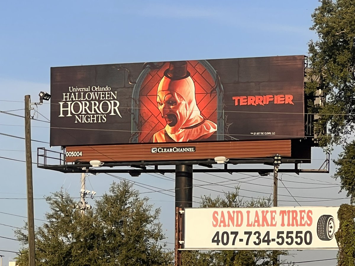 be jealous of everyone in Orlando who gets to see this smiling face on the way to work every morning. 🌻 <a href="/HorrorNightsORL/">Halloween Horror Nights</a> #hhn34 <a href="/damienleone/">Damien Leone</a>